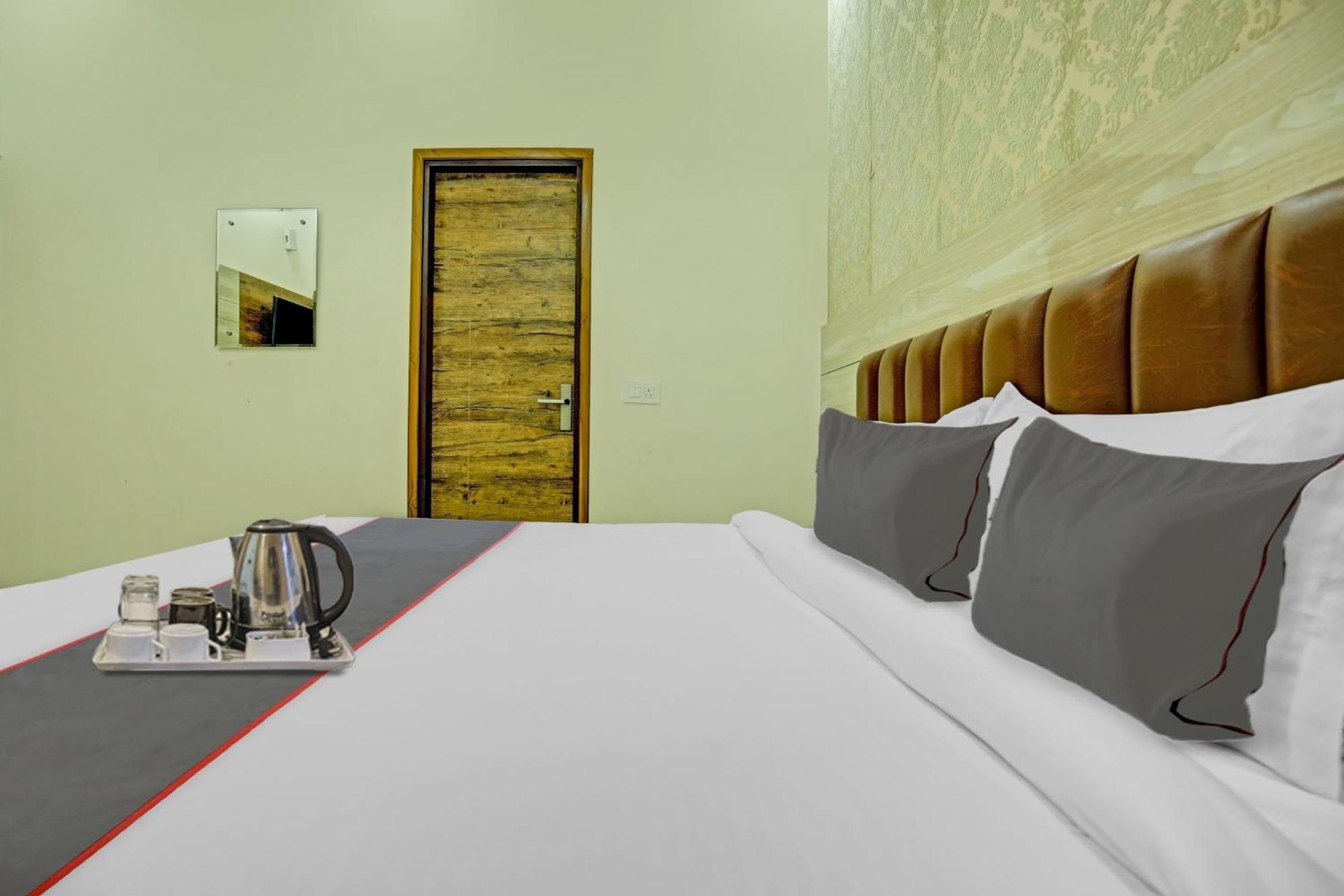Collection O Rd Hotel Zirakpur Exterior photo